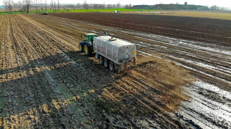 Camión roseando cosechas con fertilizante